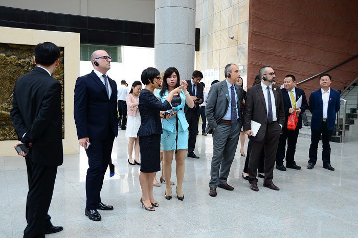 意大利艾米利亞－羅馬涅大區(qū)代表團(tuán)參觀河源恐龍博物館