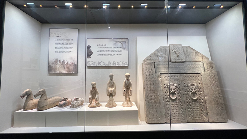 我市鄉(xiāng)賢向市博物館館捐贈文物及文獻資料1002件